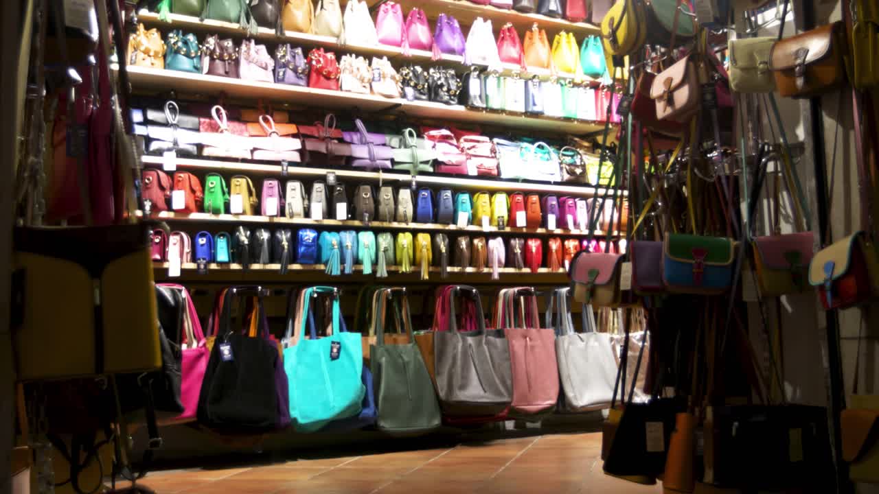 이탈리아 로마에 있는 매장에서 밤에 촬영한 비디오와 함께 지갑과 핸드백을 판매합니다.