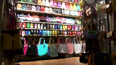 Tienda-En-Roma,-Italia,-Venta-De-Carteras-Y-Bolsos-De-Mano-Con-Video-Que-Establece-Una-Toma-Nocturna