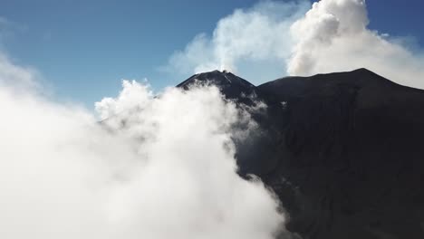 Europas-Höchster-Aktiver-Vulkan,-Der-ätna,-Die-Wilde-Seite---Aus-Den-Wolken