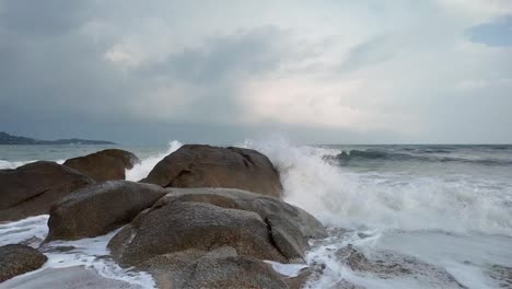 las olas chocando contra las rocas de koh samui, tailandia - cámara lenta