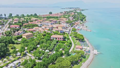 Estructuras-Urbanas-Combinadas-Con-Vegetación-En-La-Playa-De-Lido-Galeazzi-Sirmione