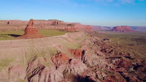 Schöne-Inspirierende-Luft-über-Felsformationen-Im-Monument-Valley-Utah-Bei-Sonnenuntergang