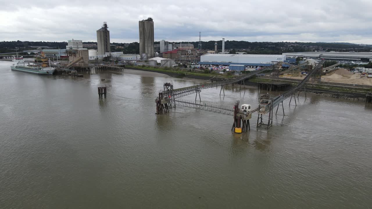 영국 템스 강 항공 영상의 핸슨 레미콘 사이트 에리스 켄트