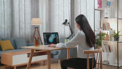 mujer diseñando zapatos en una computadora portátil