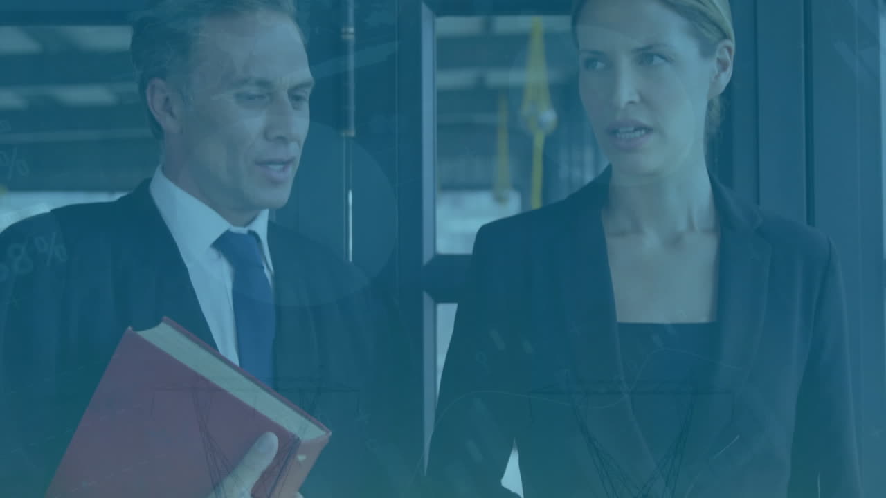 анимация обработки финансовых данных над различными деловыми людьми в офисе