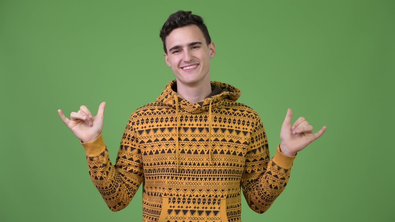 웃 고 행복 한 잘 생긴 젊은이