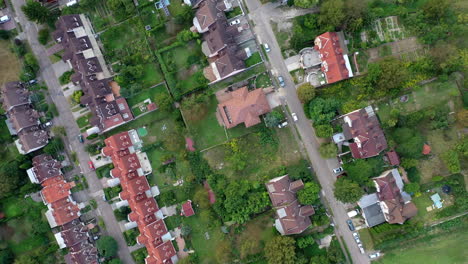 vista aérea en movimiento pueblo hungría ózd en verano