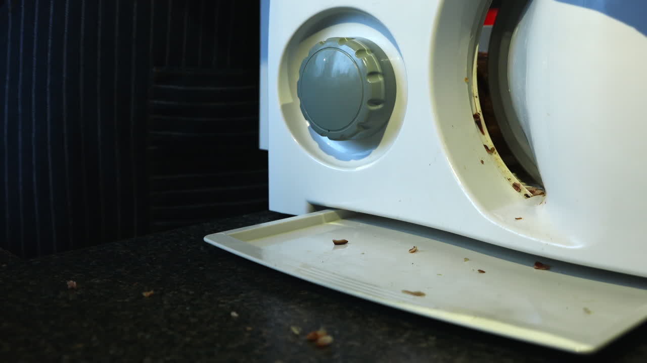 전기 슬라이서 기계로 신선한 베이컨을 가공하는 사람