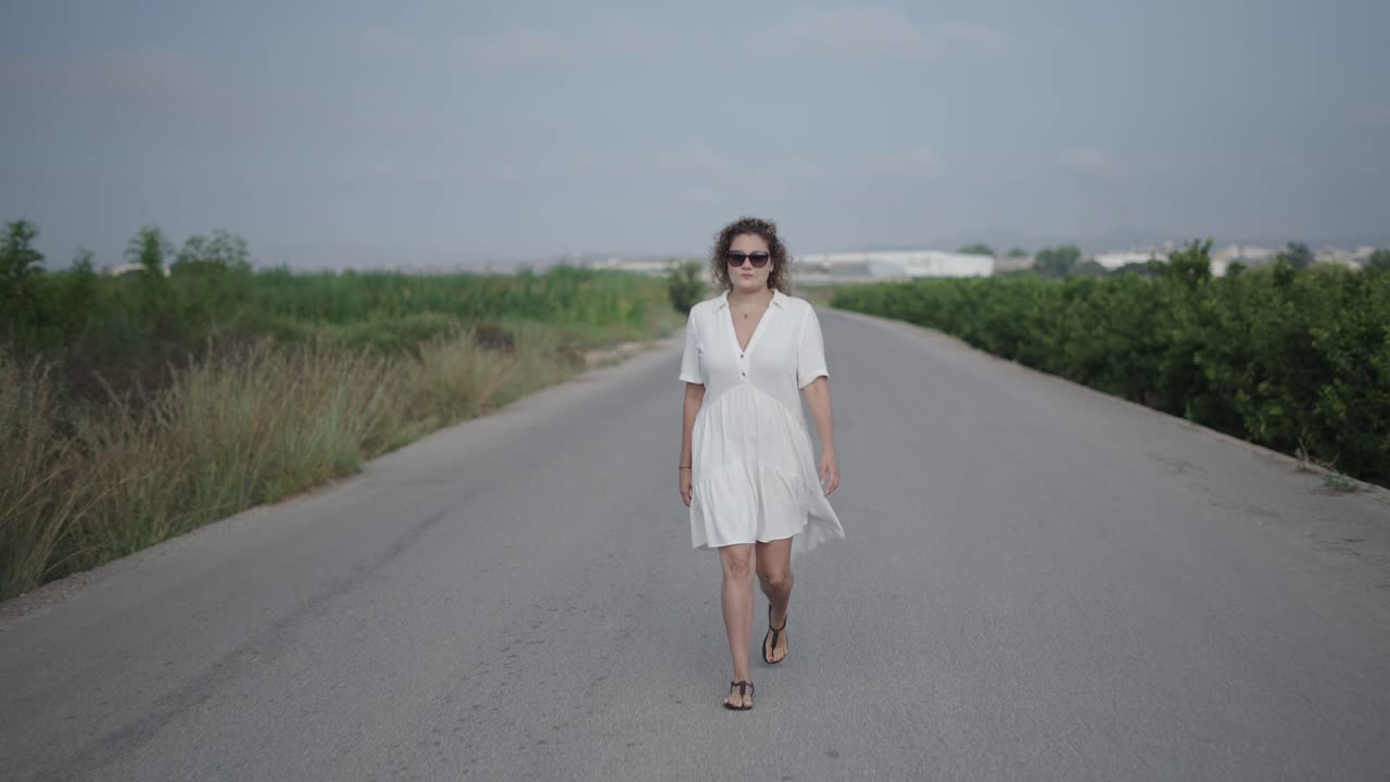 Donna che cammina su una strada di campagna