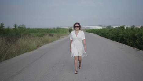 mujer caminando por un camino de campo