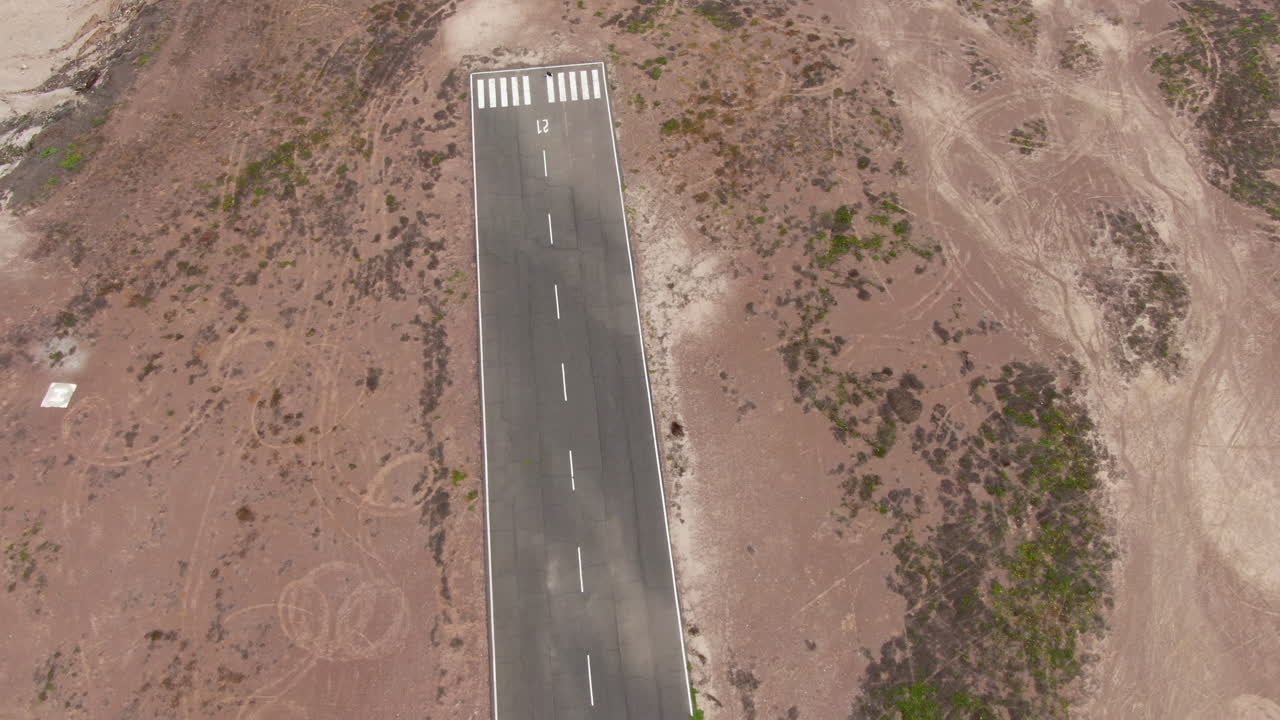 작은 활주로와 비행기 이륙의 공중 샷