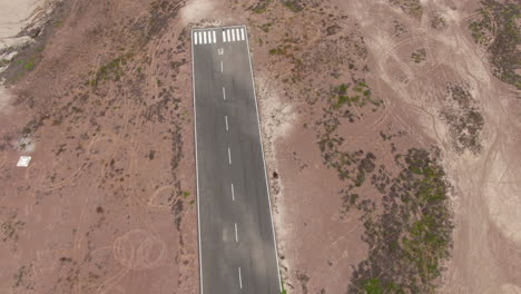 Toma-Aérea-De-Una-Pequeña-Pista-De-Aterrizaje-Y-Despegue-De-Un-Avión