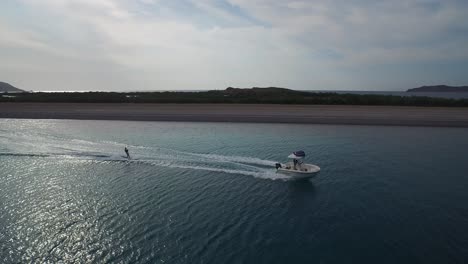 toma aérea de un dron de una persona esquiando en el mar de cortés