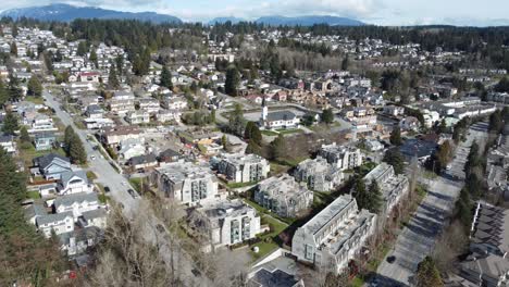 Eine-Drohne-über-Ein-Vorstadtviertel-In-Der-Nähe-Einer-Kirche-Fliegen-–-Coquitlam-V.-Chr.,-Kanada