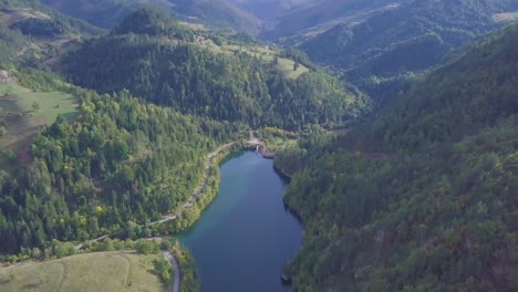 Incredible-4k-tilting-shot-of-Lake-Zaovine-and-Tara-mountain,-green-forest