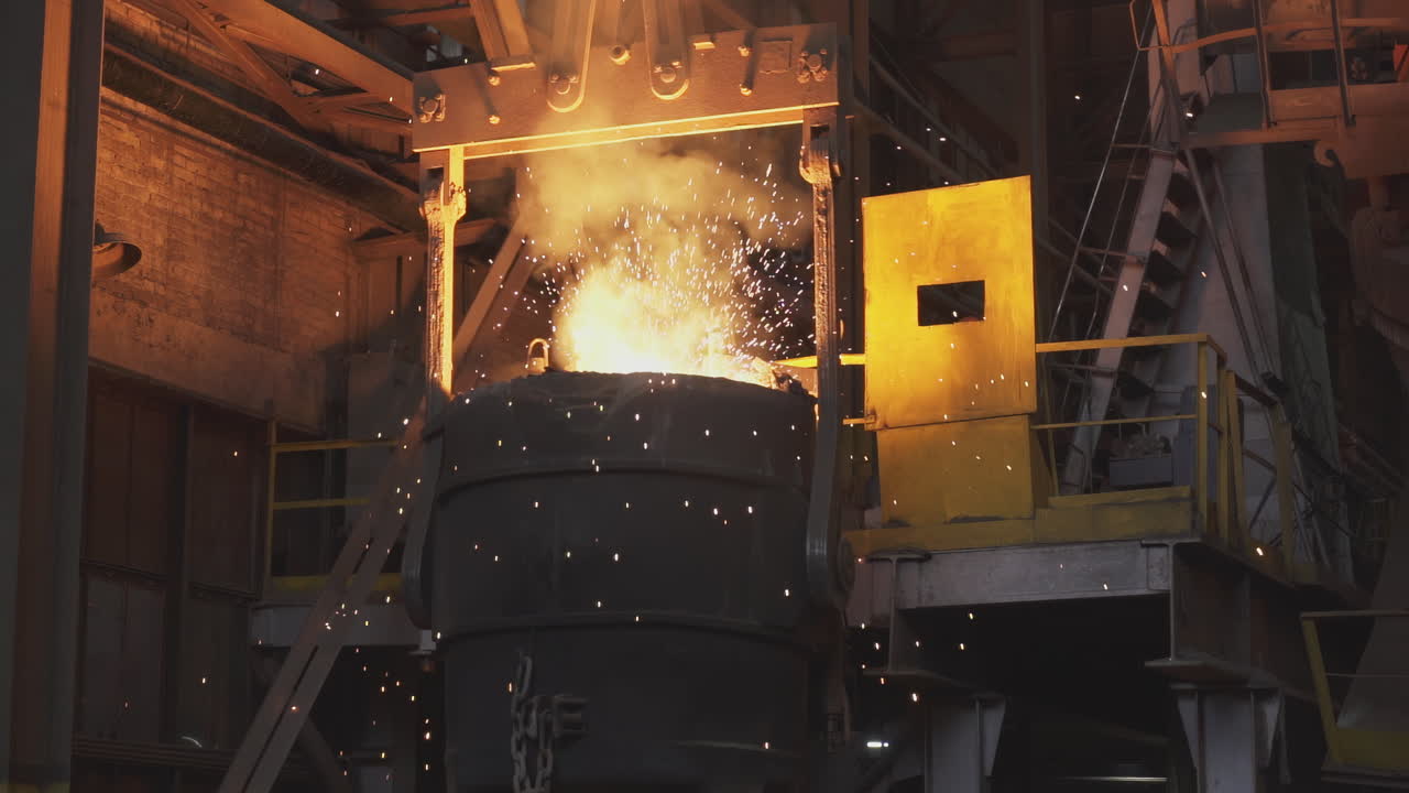 processo di fusione dei metalli in una fonderia