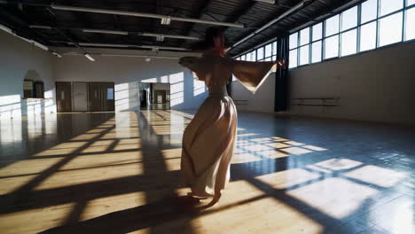vrouw die danst in een dansstudio.