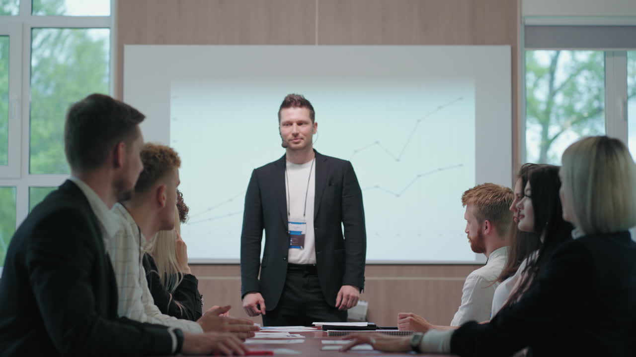 대기업의 비즈니스 회의에서 부서장들은 ceo를 환영하고 박수를 치고 있습니다.