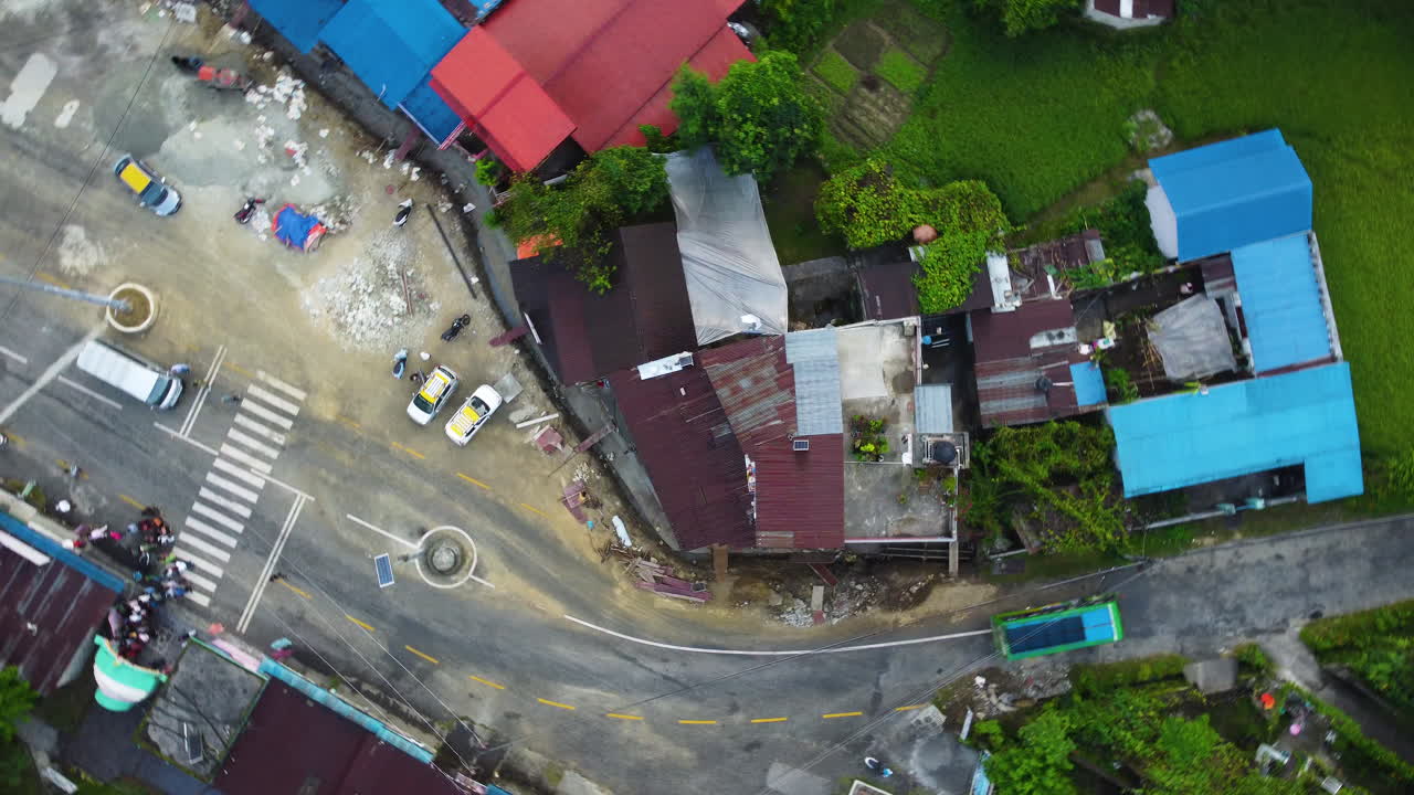 네팔 카트만두 시의 오래된 파괴된 도로에서 트럭의 공중  ⁇  다운  ⁇