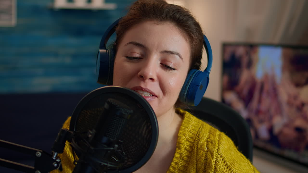 Nærbillede af influencer, der taler i podcastmikrofon