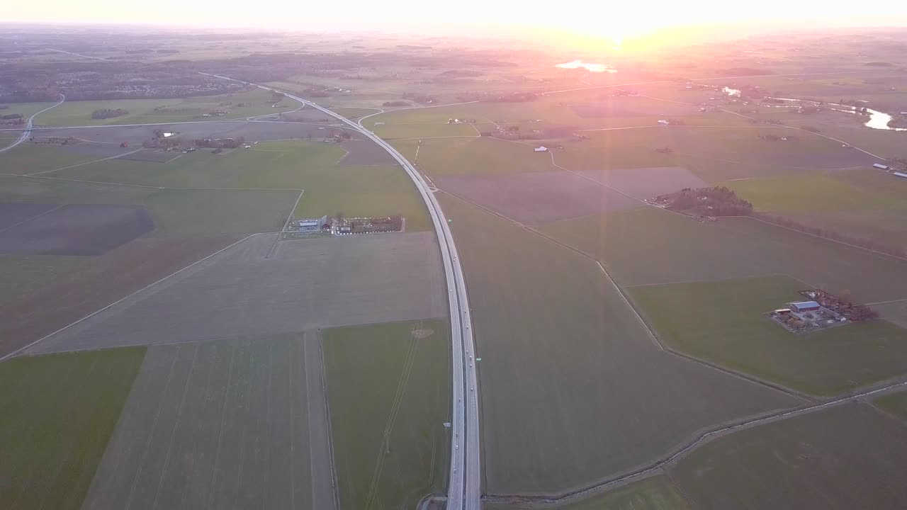 이동하는 교통 차량과 함께 고속도로 교차로의 공중 시각.