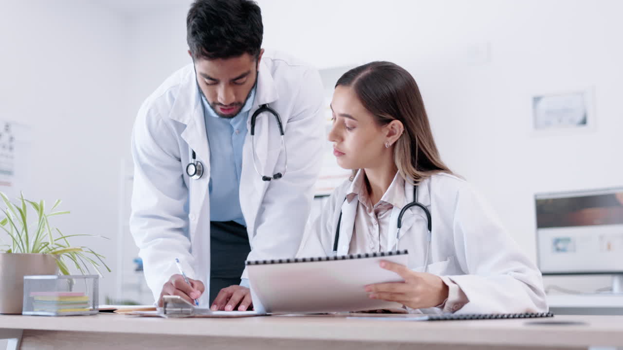 trabajo en equipo, escritura o médicos en reuniones