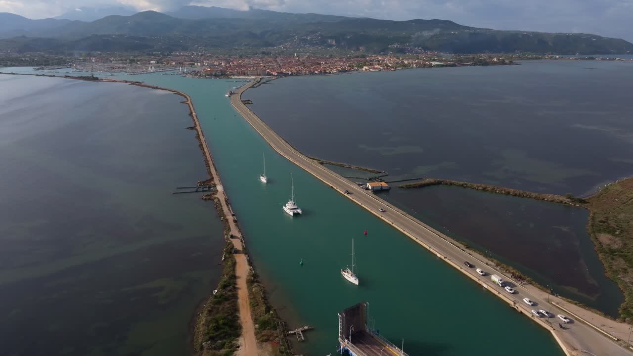 Vista drone del ponte di Agia Mavra e della costa velica, Lefkada, Grecia