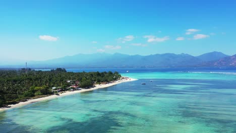 Wunderschöne-Paradiesische-Insel-Mit-Kristallklarem-Wasser-Und-Malerischen-Bergen-In-Der-Ferne