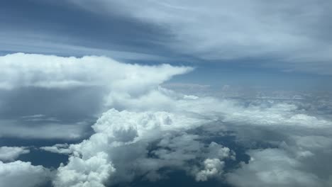 El-Punto-De-Vista-De-Un-Piloto-Mientras-Vuela-En-Un-Cielo-Turbulento-Lleno-De-Nubes-De-Tormenta-A-12000-M-De-Altura