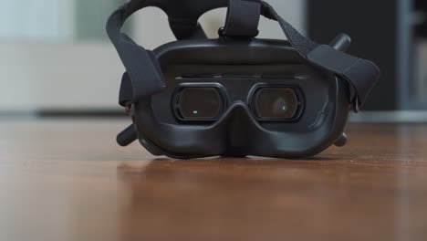 primer plano de zoom de gafas dji en parquet de madera