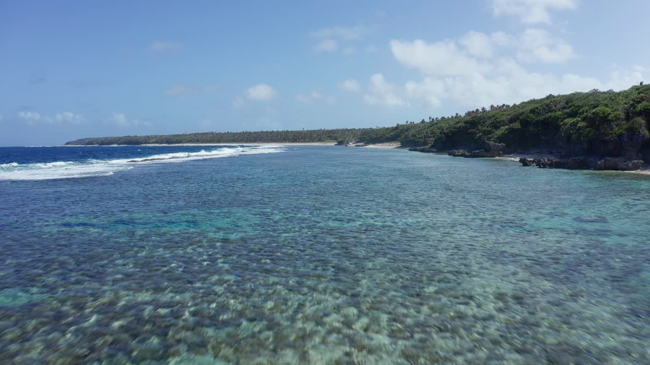 tomada de un avión no tripulado de arrecifes de coral por la costa verde de la isla tropical, tonga, polinesia, oceanía