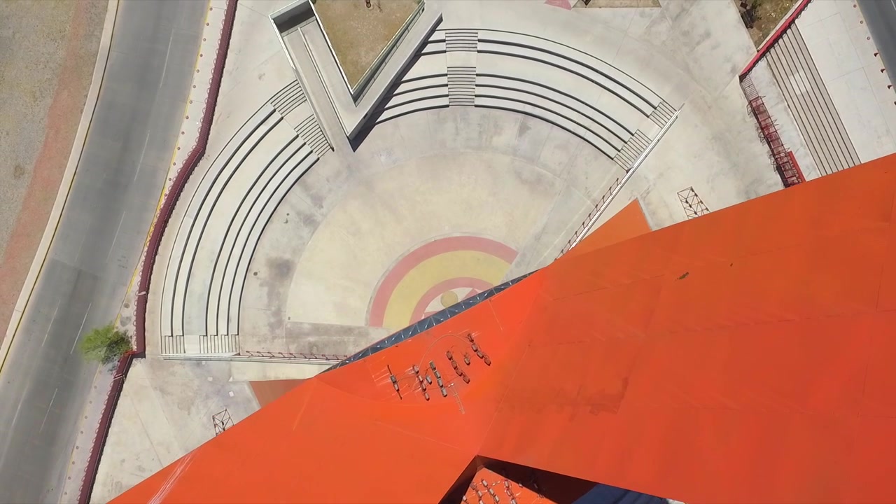 VOO DE DRONE SOBRE A ESCULTURA DE SEBASTIAN "X" EM CIUDAD JUÁREZ, MÉXICO