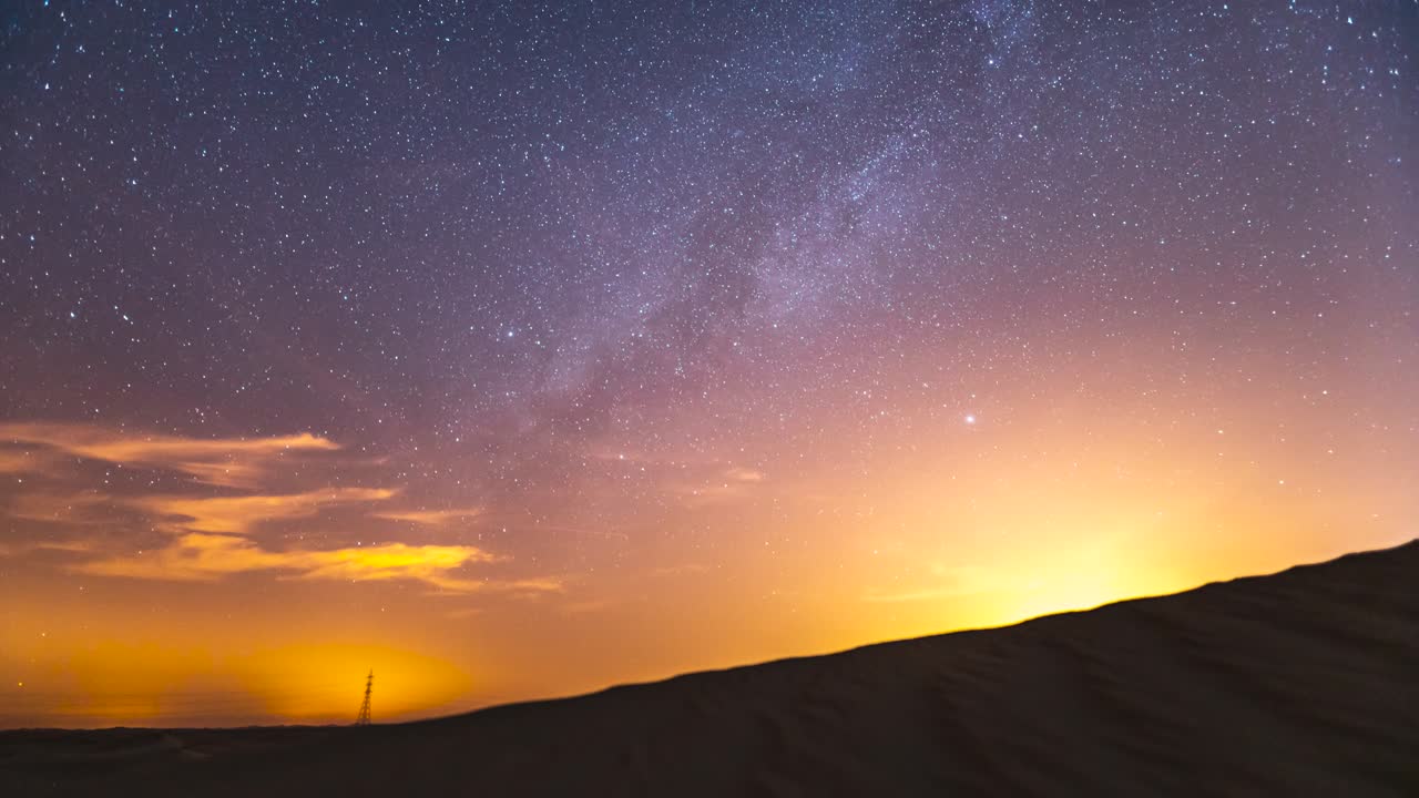 맑은 밤에 태양계 별에서 주황색 수평선으로 기울어지는 멋진 타임랩스 관점