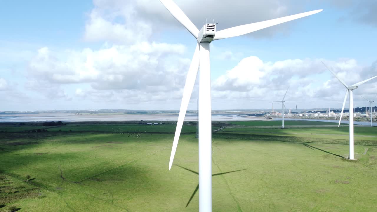 영국 시골에서 회전하는 재생 가능 에너지 풍력 발전소 풍력 터빈 주위를 비행하는 공중 전망