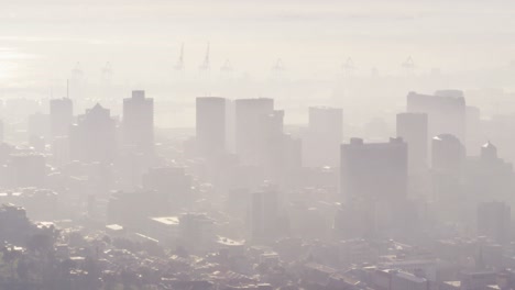 vista general del paisaje urbano con múltiples rascacielos altos y edificios cubiertos de niebla