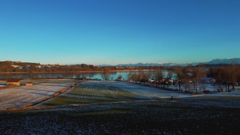 4K-UHD-Luftdrohnen-Durchflugflug-Zu-Einem-Eisig-Zugefrorenen-See-Und-Durch-Bäume-In-Bayern-In-Der-Nähe-Der-Alpen-Im-Winter-In-Deutschland-In-Der-Nähe-Von-Österreich