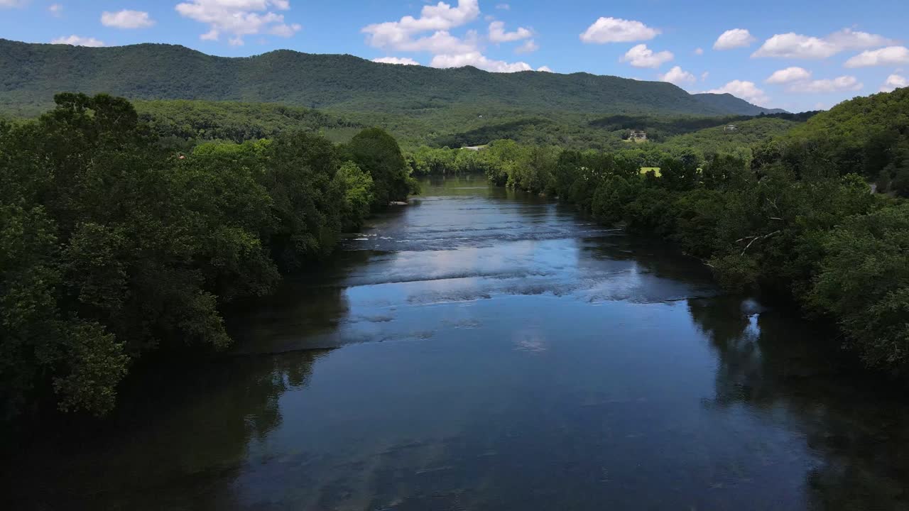 excelente vista aérea subiendo por el río shenandoah en virginia
