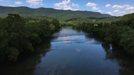 Excelente-Vista-Aérea-Subiendo-Por-El-Río-Shenandoah-En-Virginia