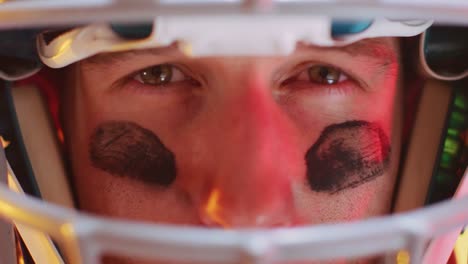 Video-Der-Nahaufnahme-Eines-Kaukasischen-American-Football-Spielers-Mit-Helm-Auf-Neongelbem-Hintergrund