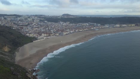 Flächendrohnenaufnahmen-Der-Stadt-Nazare-An-Der-Küste-Portugals,-Gefilmt-Während-Der-Goldenen-Stunde-Des-Sonnenuntergangs-4k