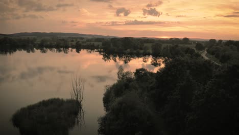 Toma-Aérea-De-Drones-De-Un-Lago-Tranquilo-Al-Atardecer-En-Alemania