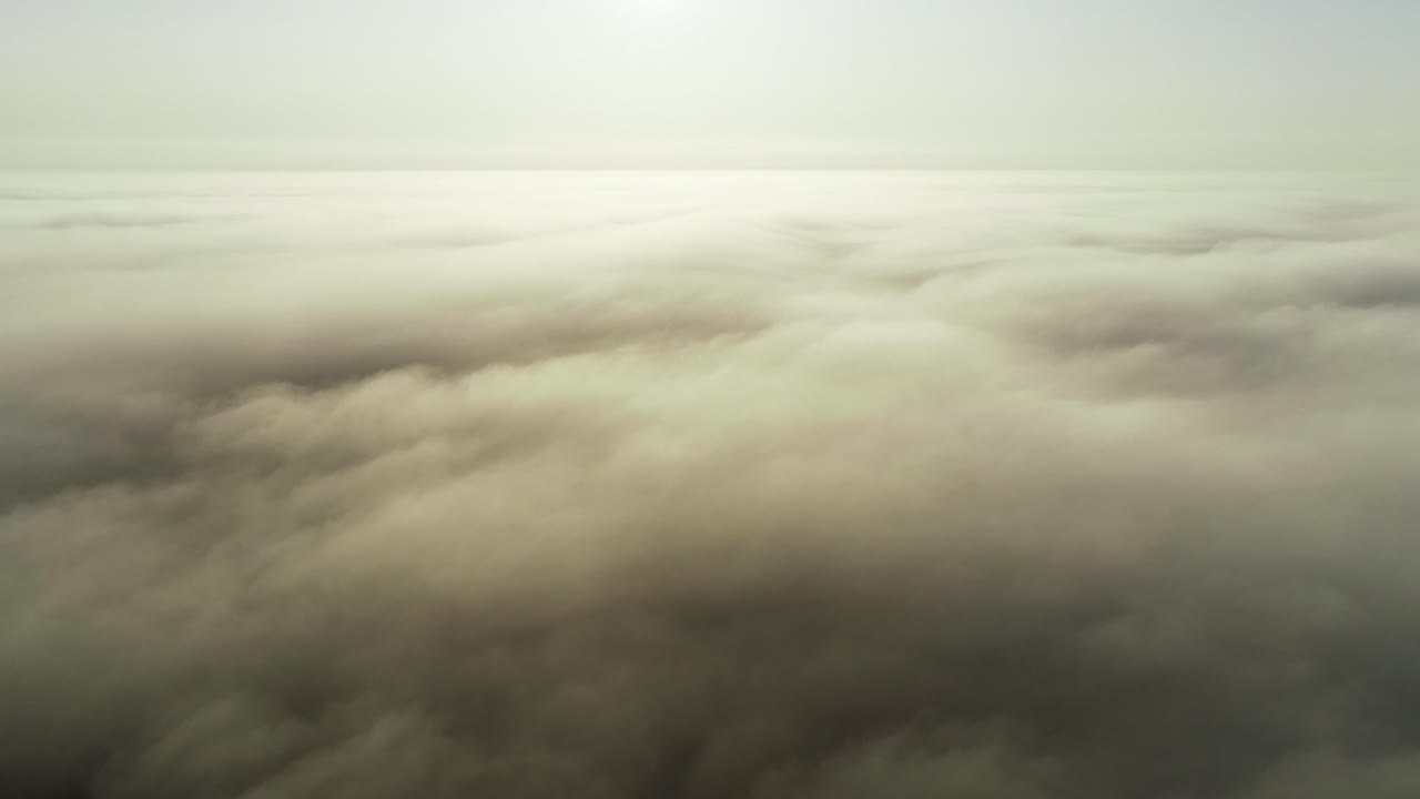 vuelo sobre las nubes en la hora dorada de la mañana