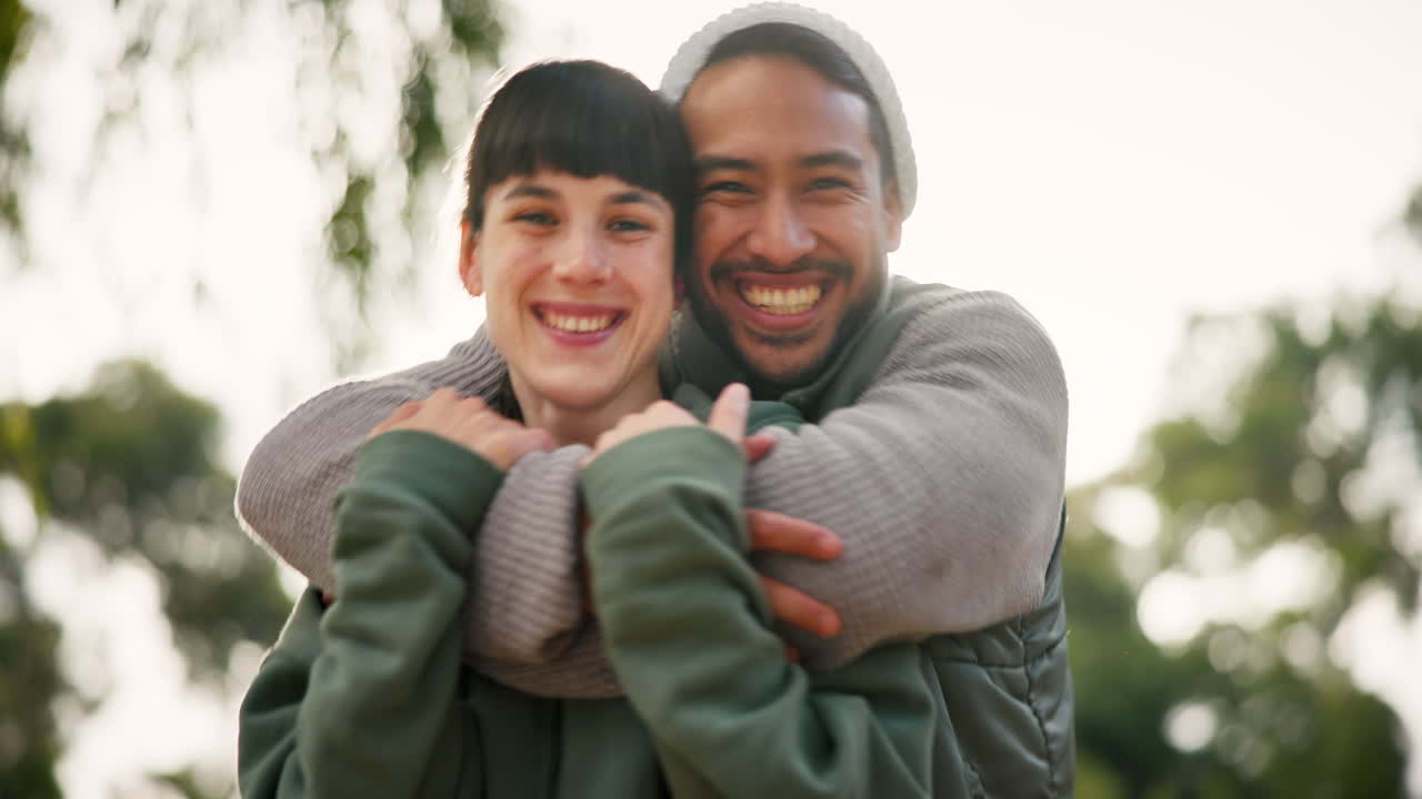얼굴, 포옹과 커플 야외