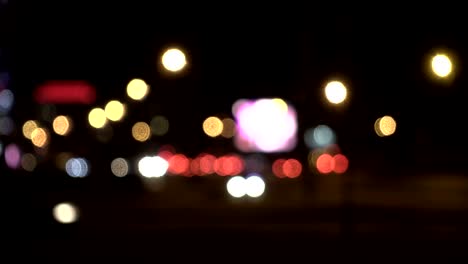 luces desenfocadas calle de los ángeles resumen. fondo borroso de la ciudad. círculos de bokeh en movimiento del tráfico nocturno.