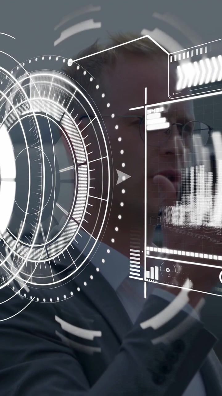 Video verticale: Uomo che usa il telefono sul tetto, che avvia un HUD rotante e controlla le metriche aziendali.