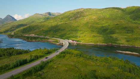 Vista-Aérea-Del-Coche-Cruzando-Puentes-E10,-Austerstraumen,-Vibrante-Paisaje-De-Lofoten