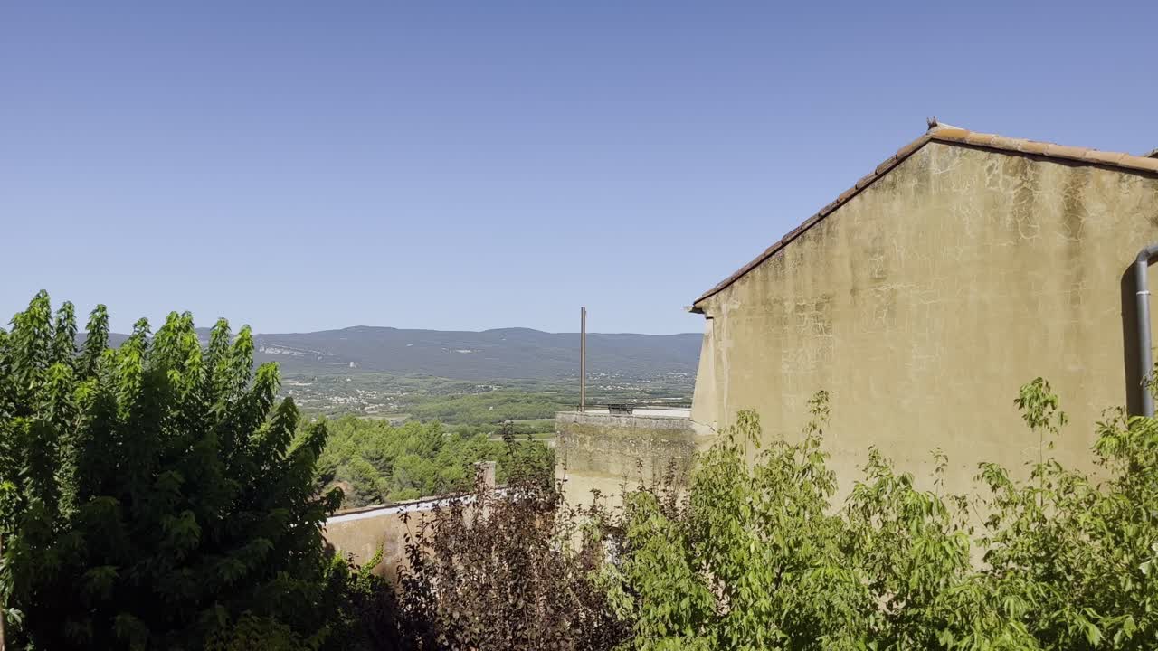 Panoramica attraverso un piccolo villaggio in Francia su un bellissimo paesaggio con il bel tempo.