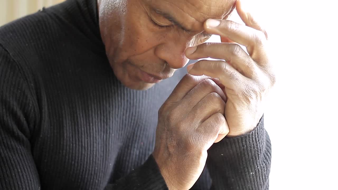 orando a dios con las manos juntas sobre fondo blanco con gente almacen de metraje de video