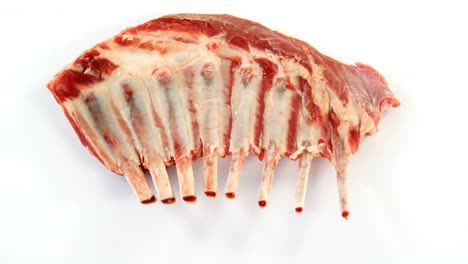 costillas de carne cruda sobre un fondo blanco