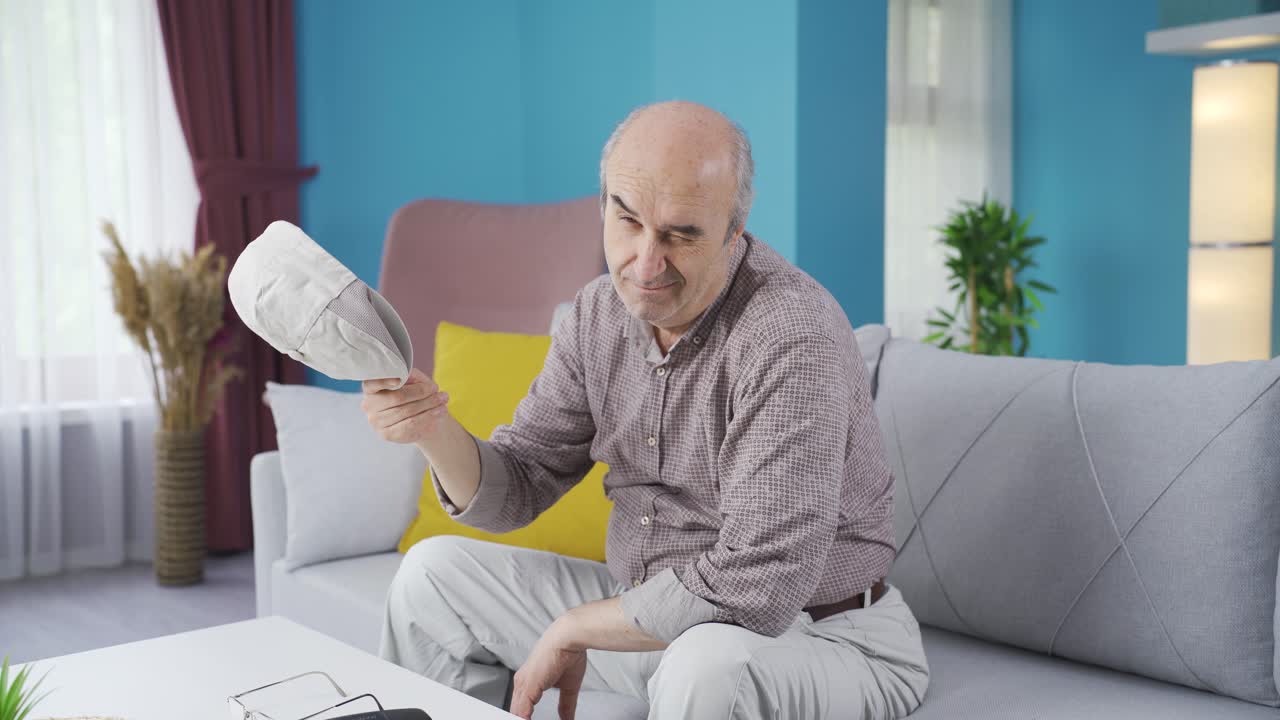 예쁜  ⁇ 은이가 카메라에 눈을  ⁇ 고 있어